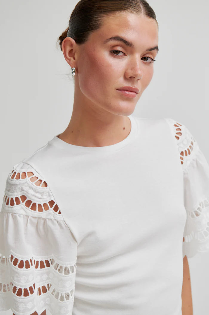 Lawra tee